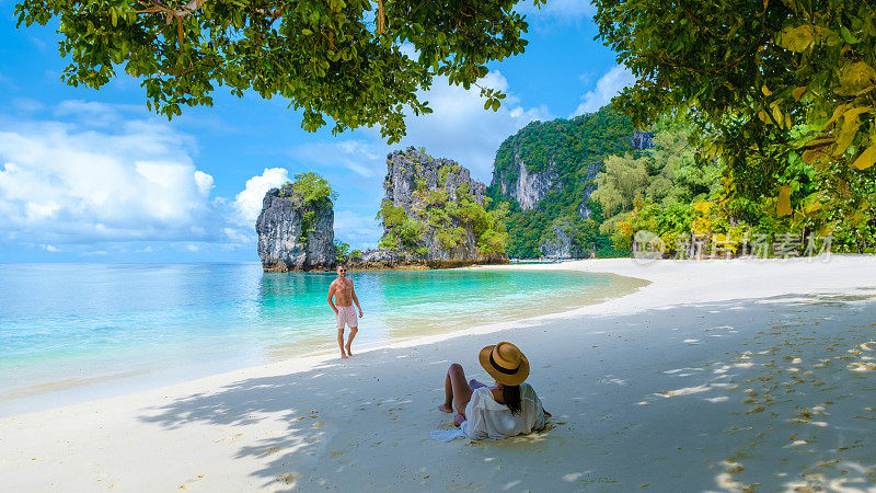 泰国甲米岛，一对男女在Koh Hong海滩上